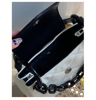 Bolso Cuadrado Pequeño con Cadena de Una Sola Asa - Image 19
