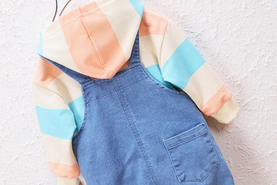 Overol Denim con Suéter Rayado y Capucha para Niños - Image 13