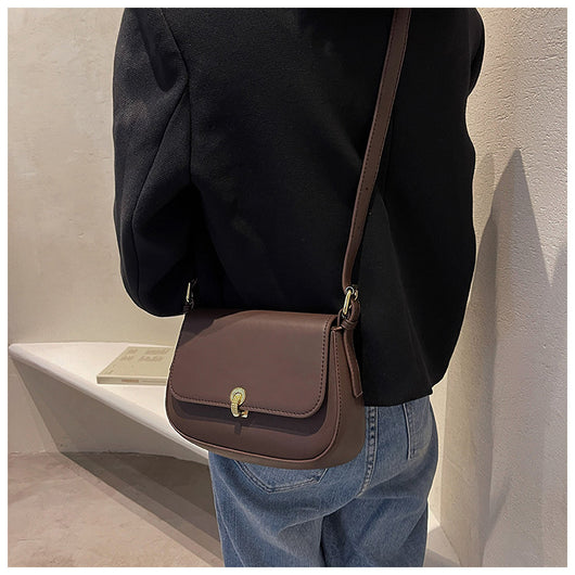Bolso Saddle Retro con Textura - Elegancia Clásica para Mujer - Image 14