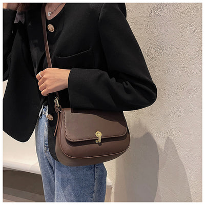 Bolso Saddle Retro con Textura - Elegancia Clásica para Mujer - Image 16