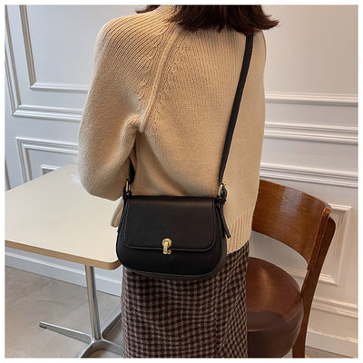 Bolso Saddle Retro con Textura - Elegancia Clásica para Mujer - Image 17