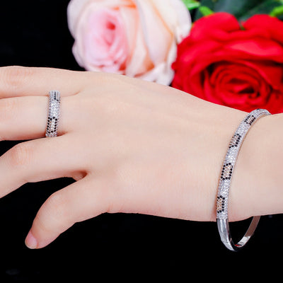 Pulsera Elegante para Mujer con Cierre de Resorte y Circonitas Incrustadas - Image 6