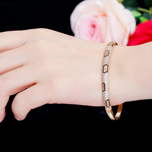Pulsera Elegante para Mujer con Cierre de Resorte y Circonitas Incrustadas - Image 7