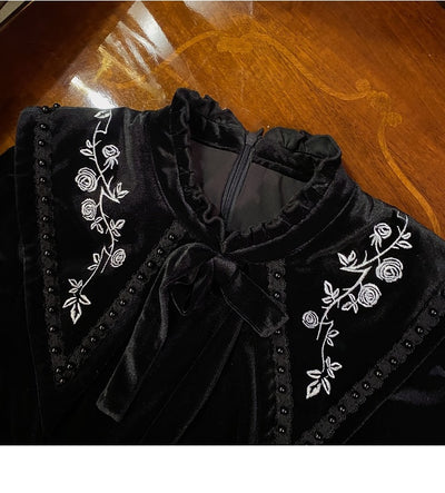 Vestido Largo de Terciopelo Bordado con Cuello Puntiagudo y Cintura Ajustada - Image 11