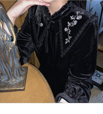 Vestido Largo de Terciopelo Bordado con Cuello Puntiagudo y Cintura Ajustada - Image 12