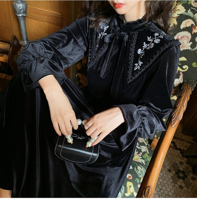 Vestido Largo de Terciopelo Bordado con Cuello Puntiagudo y Cintura Ajustada - Image 13