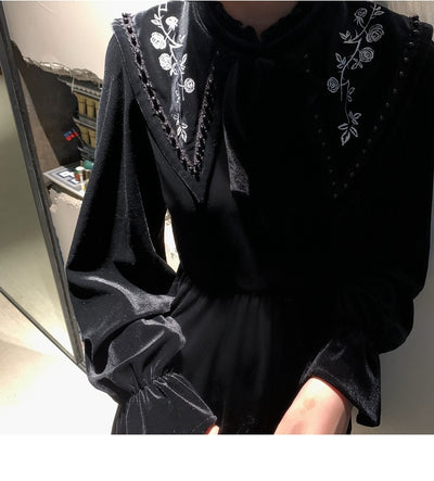 Vestido Largo de Terciopelo Bordado con Cuello Puntiagudo y Cintura Ajustada - Image 15