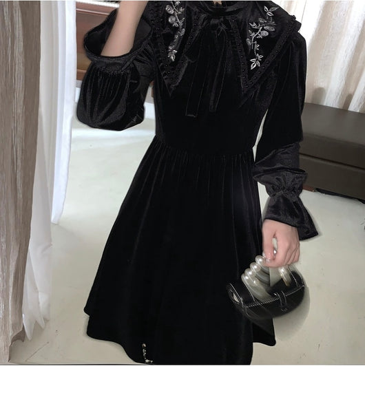 Vestido Largo de Terciopelo Bordado con Cuello Puntiagudo y Cintura Ajustada - Image 18