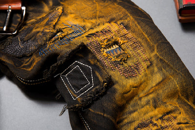 Jeans Rotos Vintage con Detalles de Locomotora Retro - Image 17