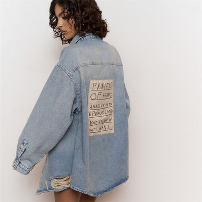 Camisa Denim Mujer Estilo Urbano con Letras - Image 4
