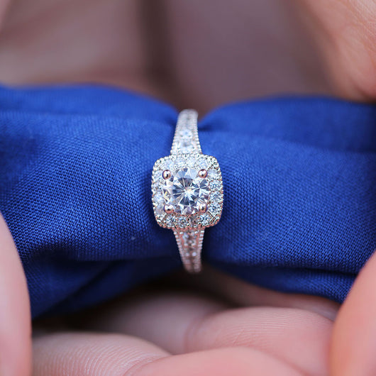 Anillo de Compromiso Clásico con Circonita de Cuatro Puntas - Joyería Elegante para Mujer - Image 8