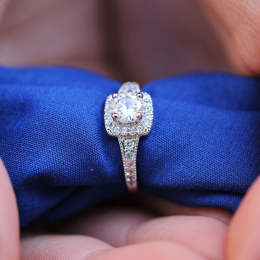 Anillo de Compromiso Clásico con Circonita de Cuatro Puntas - Joyería Elegante para Mujer - Image 9
