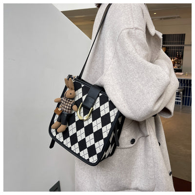 Bolsa Bucket Texturizada Lingge para Otoño e Invierno - Image 12