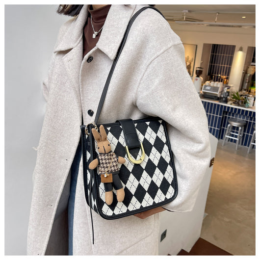 Bolsa Bucket Texturizada Lingge para Otoño e Invierno - Image 13