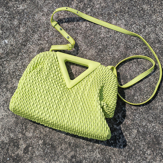 Bolso de Cuero Triangular Invertido con Bordado y Textura Craquelada - Image 10