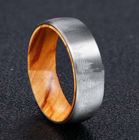 Anillo de Tungsteno Pulido con Incrustación de Madera de Pino - Image 3