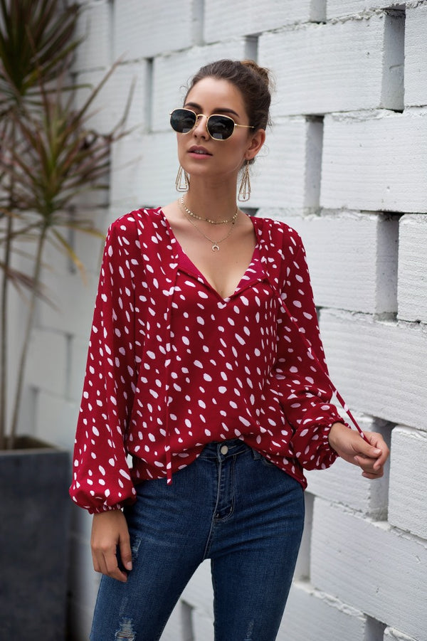 Camiseta con Escote V y Lunares
