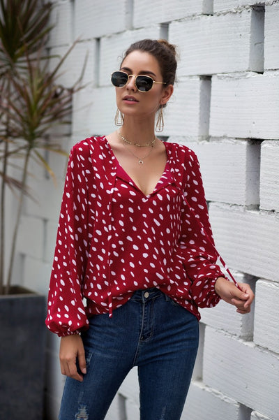 Camiseta con Escote V y Lunares - Image 2