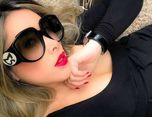 Oversize round sunglasses for women with olive frames, dark gradient lenses, and a gold emblem on the temples. - Image 3