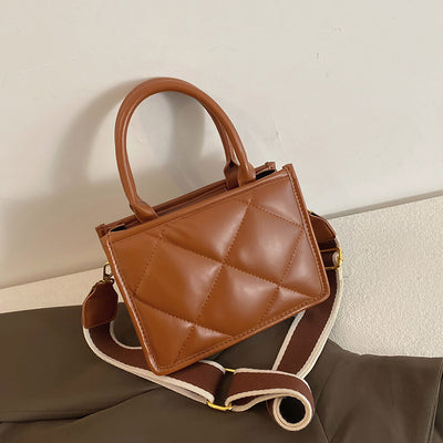 Bolso Cuadrado Pequeño con Correa Ancha y Detalles de Costura Automotriz - Image 10