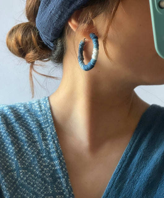 Aretes Circulares de Hilo Teñido con Índigo y Tintes Naturales