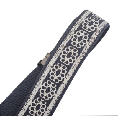 Beige elastic no-buckle belt with adjustable clips, designed for an invisible and comfortable fit. - Image 3