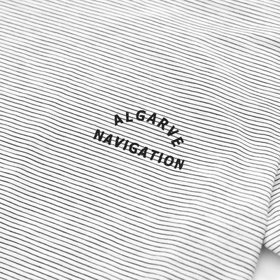 Playera de Rayas Blancas y Negras con Estampado de Letras - Image 3