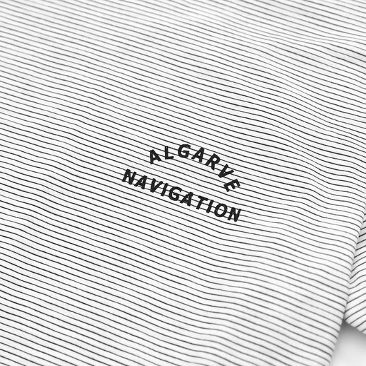 Playera de Rayas Blancas y Negras con Estampado de Letras - Image 3