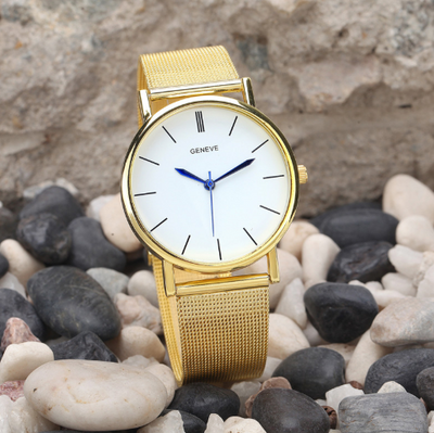 Reloj Dorado con Doble Fila de Diamantes y Números Romanos Resistente al Agua - Image 3