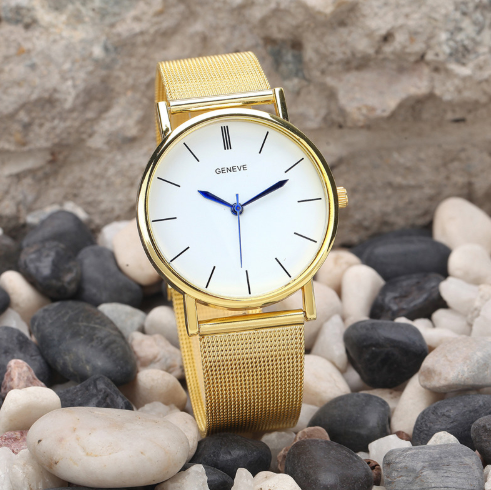 Reloj Dorado con Doble Fila de Diamantes y Números Romanos Resistente al Agua - Image 3