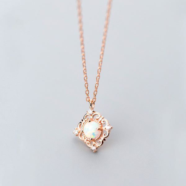 Collar de Plata con Dije Cuadrado de Patrón Elegante