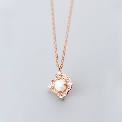 Collar de Plata con Dije Cuadrado de Patrón Elegante