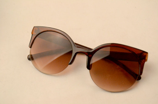 Half frame cat eye retro sunglasses with brown gradient lenses and a tortoiseshell-patterned frame. - Image 5