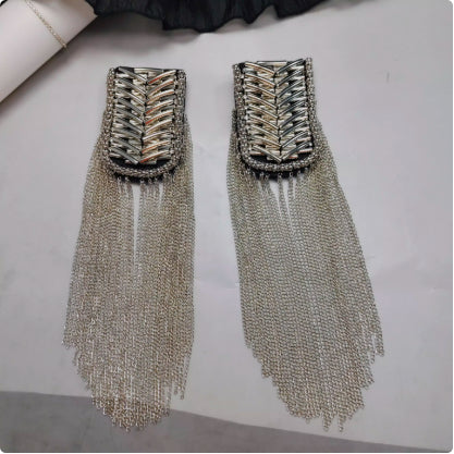 Cadena Larga de Metal con Borla y Hombreras - Accesorio Versátil Unisex - Image 2
