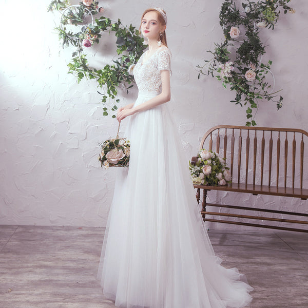 Vestido de Novia Minimalista con Falda de Tul y Cola Delicada