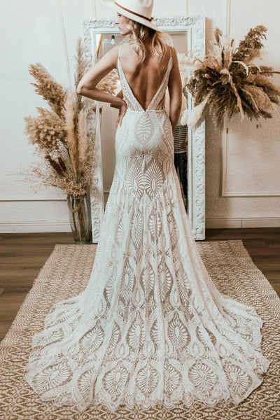 Vestido de Novia Bohemio con Escote V, Encaje y Tirantes Finos - Diseño Backless para Playa - Image 9