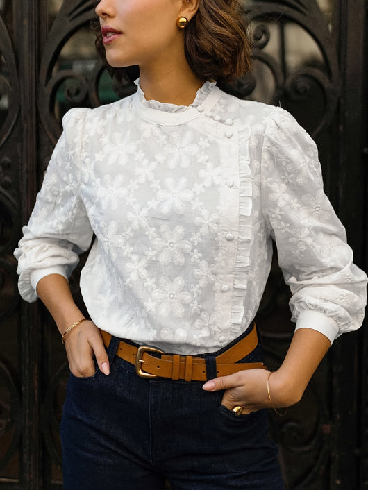 Blusa Elegante con Botones y Volantes Bordados - Image 13