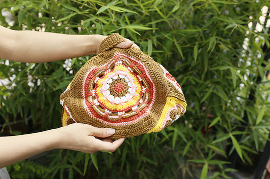 Bolsa Bucket Artesanal Tejida a Mano con Estilo Étnico Cuadros Abuela - Image 11