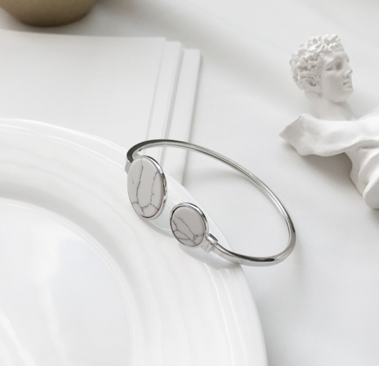 Pulsera de Pino Blanco Redonda - Accesorio de Moda Versátil
