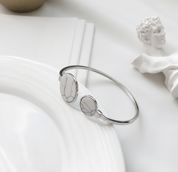 Pulsera de Pino Blanco Redonda - Accesorio de Moda Versátil