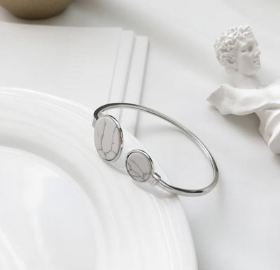 Pulsera de Pino Blanco Redonda - Accesorio de Moda Versátil