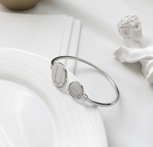 Pulsera de Pino Blanco Redonda - Accesorio de Moda Versátil