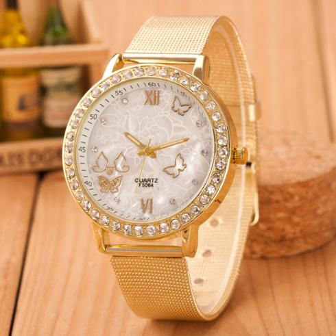 Reloj Dorado con Doble Fila de Diamantes y Números Romanos Resistente al Agua - Image 4