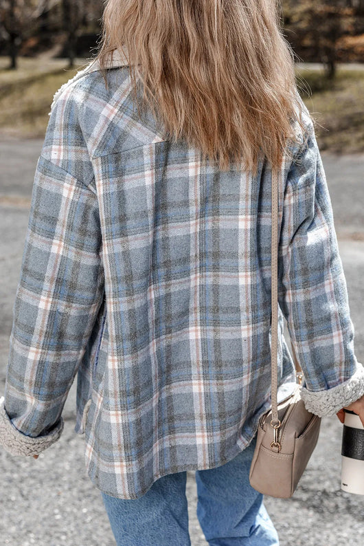 Chaqueta Camisa Patchwork Cuadros con Cuello Sherpa Azul Cielo y Bolsillo - Image 7