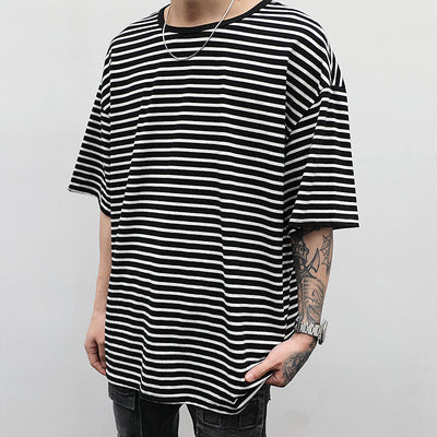 Playera Holgada a Rayas Blancas y Negras con Manga Corta - Image 9