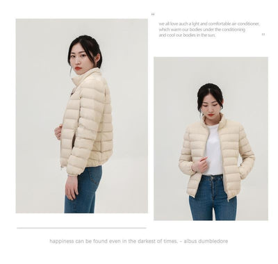Chaqueta Corta Acolchada de Plumón para Mujer con Capucha y Cuello Alto - Image 23