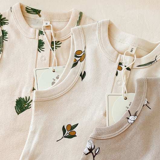 Camiseta de Algodón Estilo Nórdico con Rama de Pino Oliva - Image 3