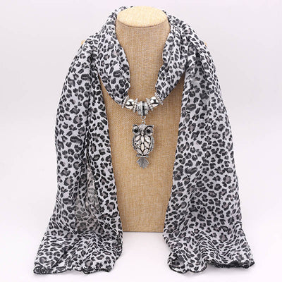 Collar Pañuelo de Chifón con Dije de Aleación Estampado - Image 17
