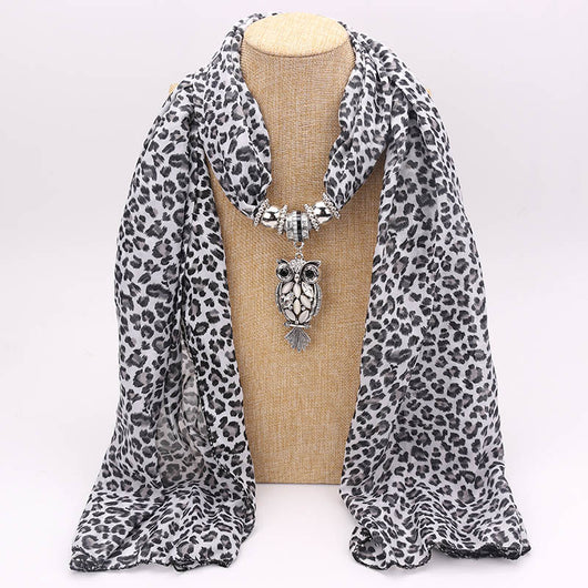Collar Pañuelo de Chifón con Dije de Aleación Estampado - Image 17