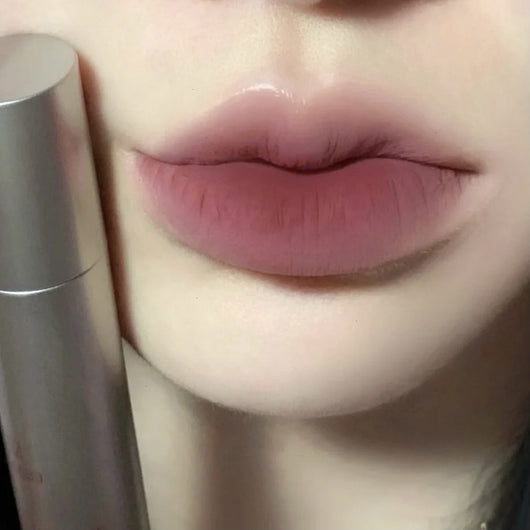 Labial Mate Velvet Tubo Plateado - Tono Leche Té Baja Saturación - Image 4